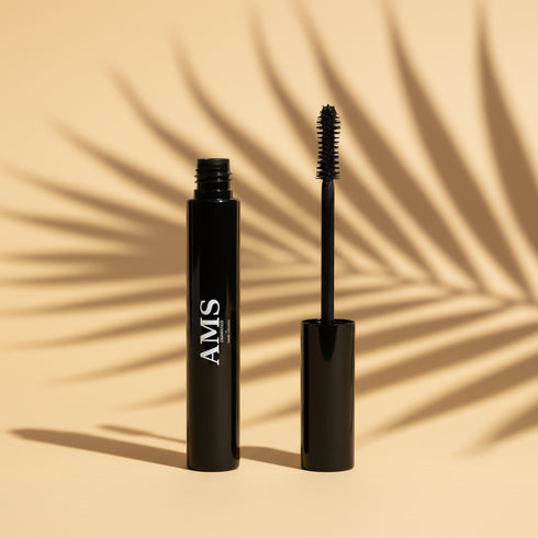 Mascara AMS sur fond beige palmier