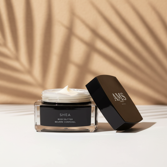 AMS Cosmetics Shea Body Butter — fond beige chaud avec ombres de palmier
