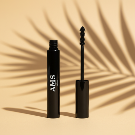 Mascara AMS sur fond beige palmier